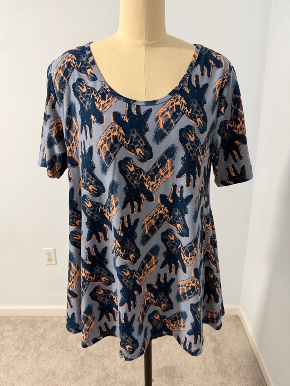 LuLaRoe Women’s Blue Giraffe Print Scoop Neck Top SZM